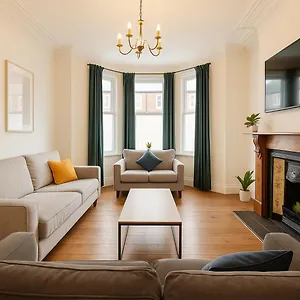 Large Citycentre Townhouse & Hot Tub, Pool Table And Offroad Parking Holiday home