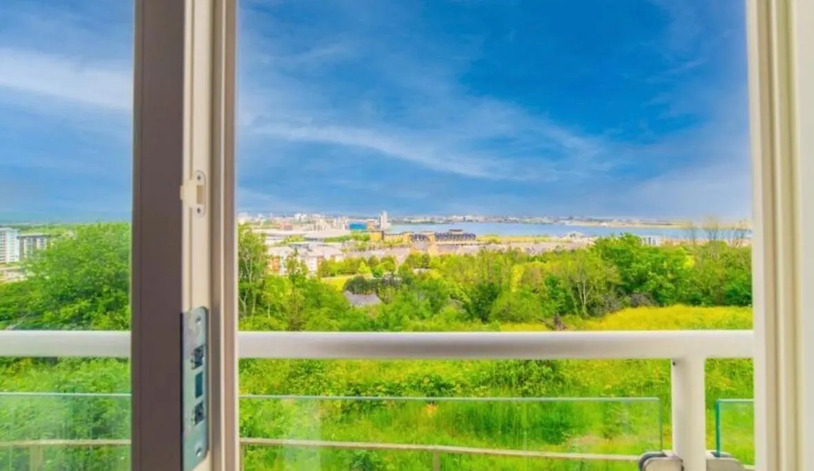 Holiday home 4 Bed Townhouse With Spectacular Views 4 Miles From Cardiff 10Min Drive Or Train Journey To City Centre