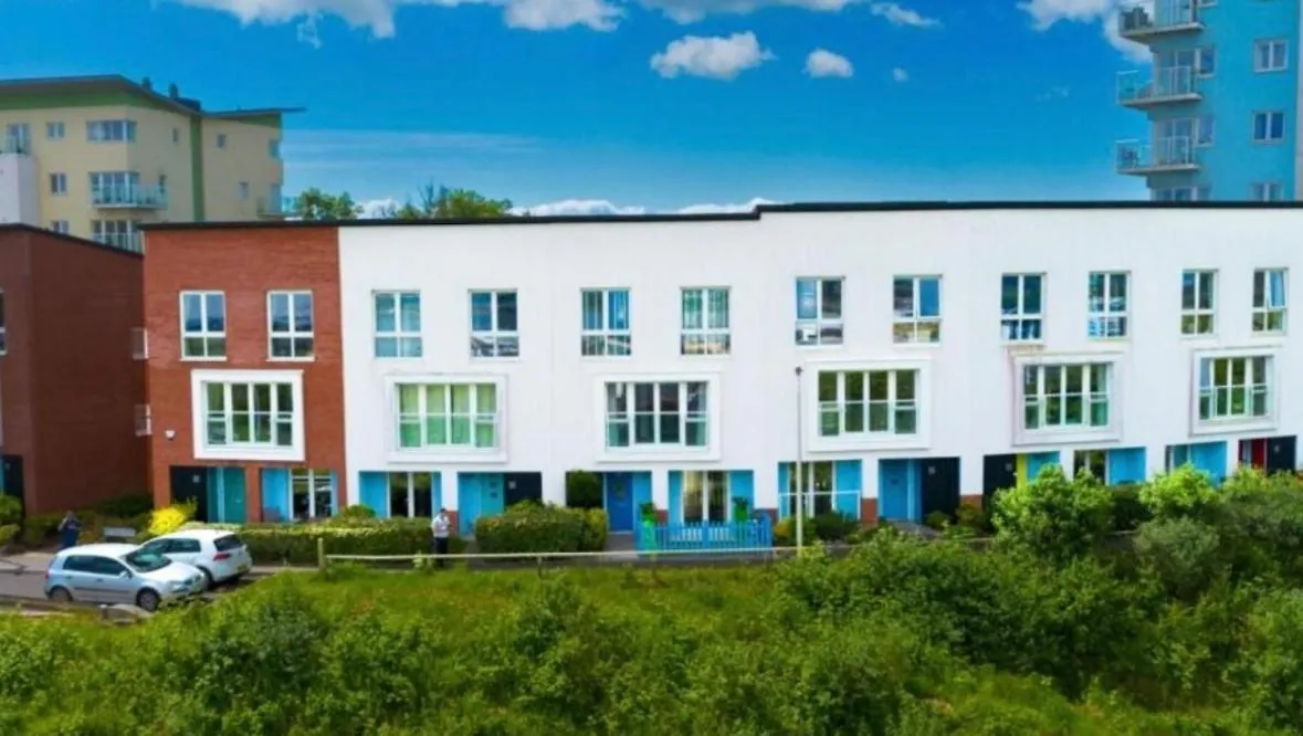 4 Bed Townhouse With Spectacular Views 4 Miles From Cardiff 10Min Drive Or Train Journey To City Centre Holiday home